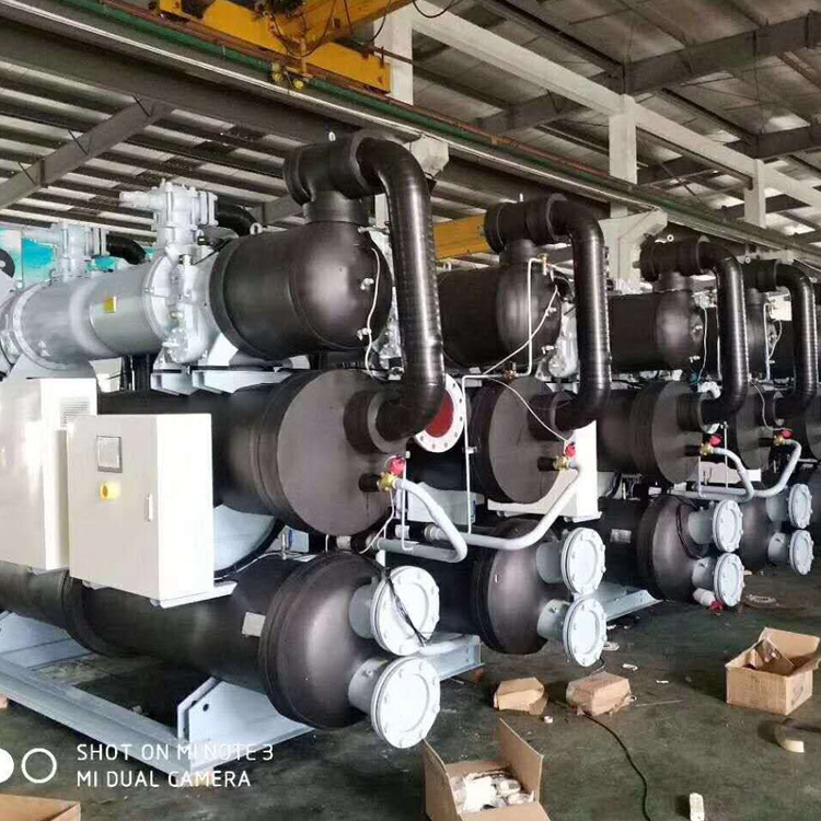 Screw type chiller unit